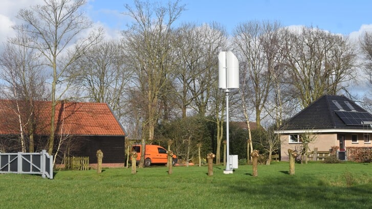 Een kleine windturbine met verticale as, in de buurt van Tijnje (Opsterland).
