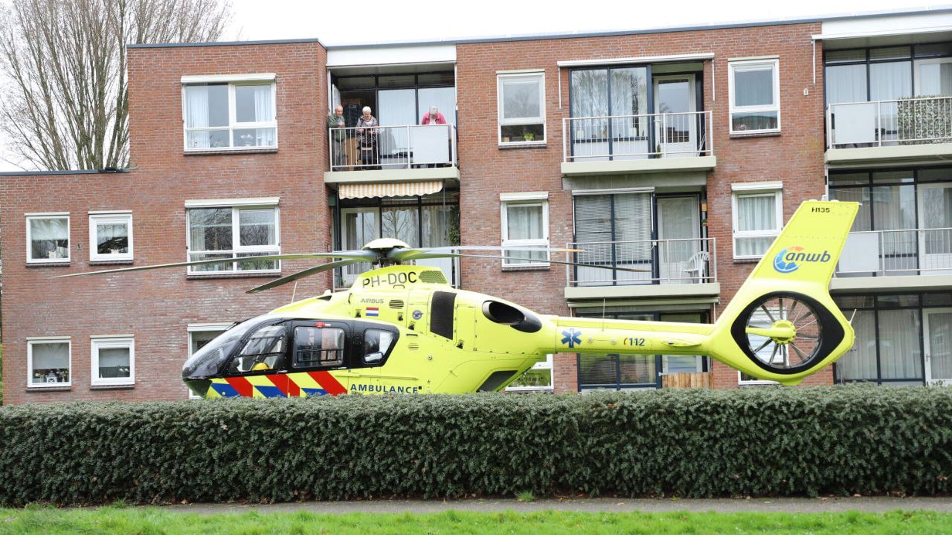 Een auto is vrijdagmiddag van de weg geraakt aan de Schoolstraat in Burgum. De traumahelikopter kwam ter plaatse.