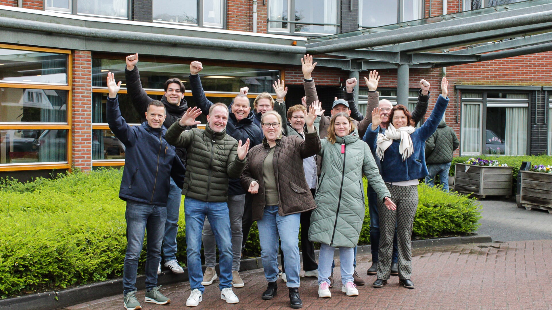 Jan-Anne uit Mitselwier: Wiebe, Anja en Sabine uit Nijewier; Elisabeth en Jelmer uit Ie; en Barend, Eelke en Nik namens stichting Ik ben Wil. De foto werd gemaakt door Lotte Vogt van stichting Ik ben Wil.