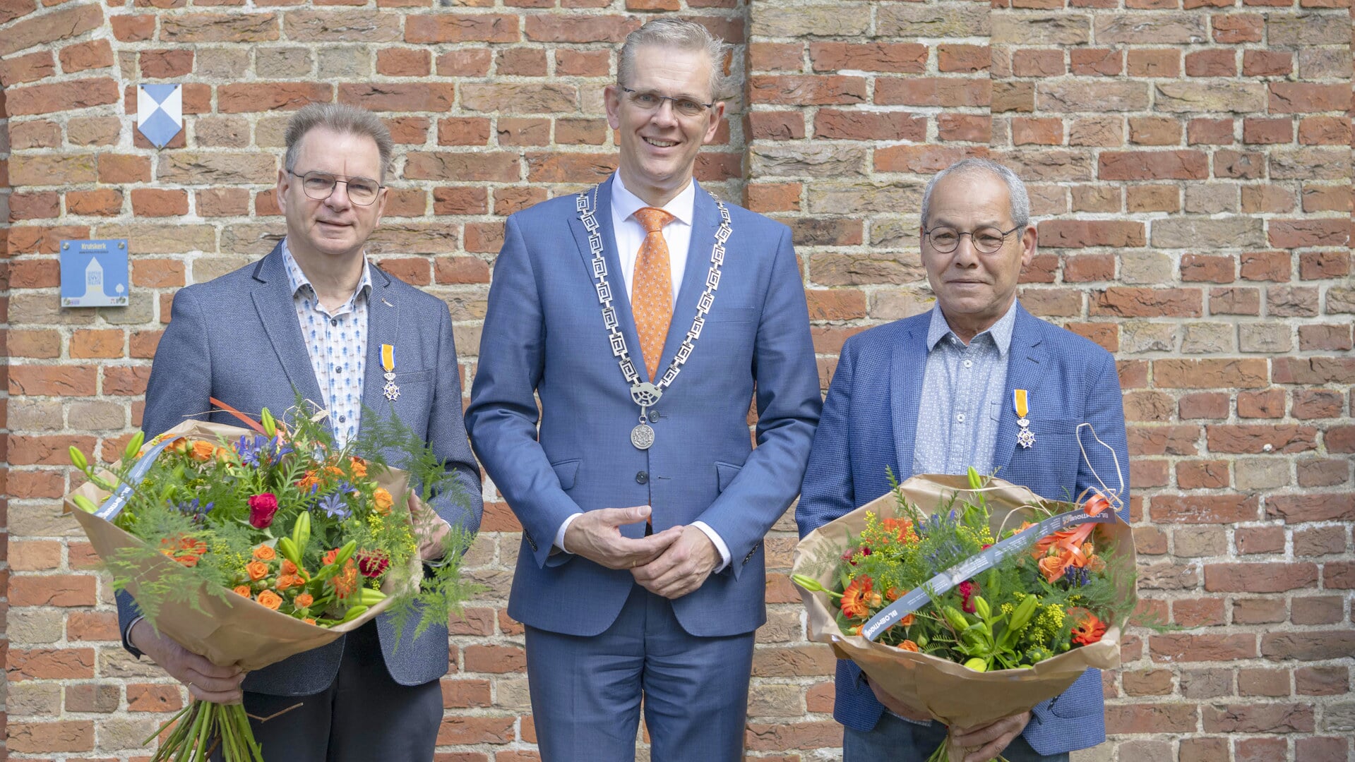 Feestelijke uitreiking lintjes aan Gooitzen van der Schaaf (links) en Mohammed Yettefti (rechts). Met in het midden burgemeester Jeroen Gebben.