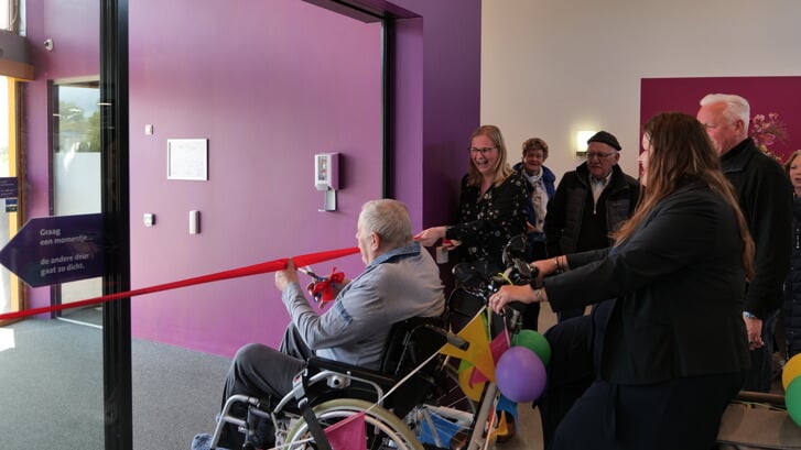 Hessel verricht de officiële openingshandeling van de rolstoelfiets