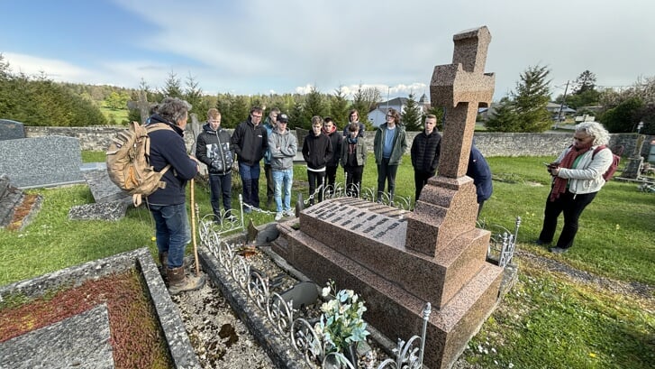 Een bijzondere reis; leerlingen adopteerden het graf van Mart Dekkinga.