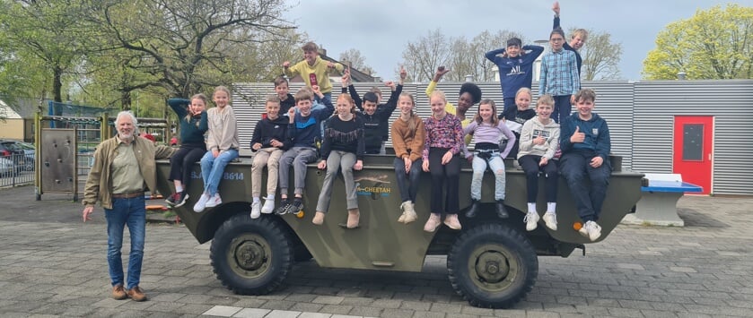 De heer De Jong bezoekt basisschool kbs de Reinbôge in Burgum.