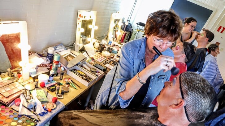 Grimeur Anna Doornbos verzorgt de make-up voor acteur Alle Hoekstra.