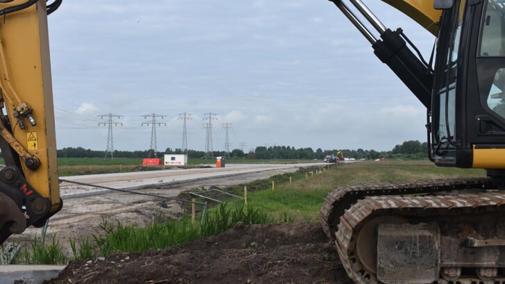 Het westelijke deel van het nieuwe stuk weg dat Jelle Bijlsma BV aanlegt voor TenneT.
