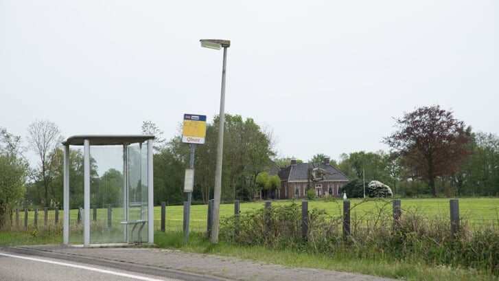 Een bushalte op een Qbuzz-lijn. Als het provinciebestuur zijn zin krijgt, komen er veel meer Qbuzz-haltes én -bussen in Fryslân, in plaats van bussen van (en haltes voor) Arriva.