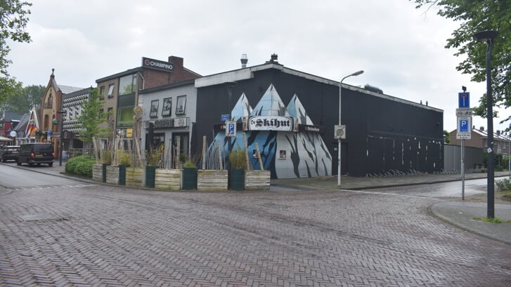 De Skihut, op de hoek van Zuidkade en Singel in Drachten, maakt net als Champino (er naast) plaats voor woningen.