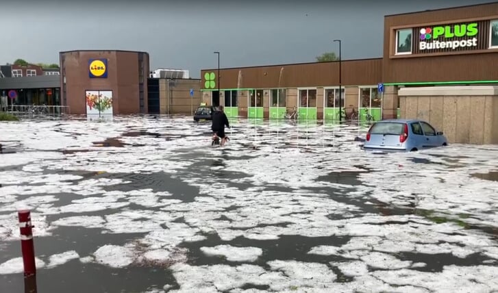In Buitenpost vormden zich ijsschotsen van hagel bij de plaatselijke supermarkten.