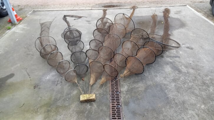 Vissstropers op heterdaad betrapt bij het leeghalen van palingfuiken.