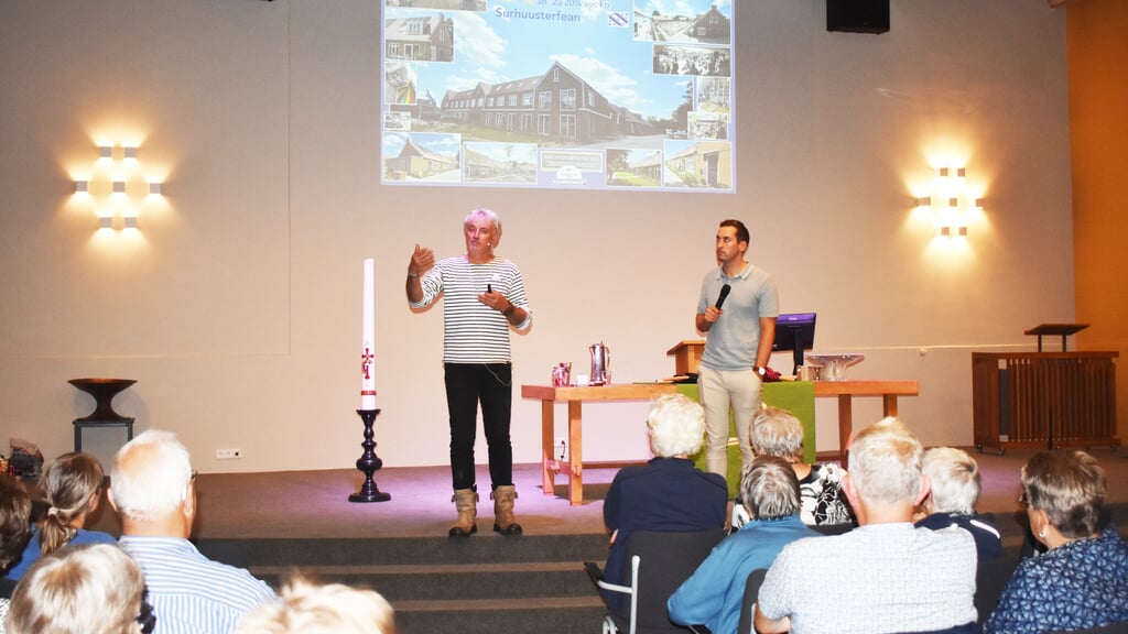 Knarrenhof-directeur Peter Prak (links) en 'projectmaker' Ruben Beens in de Zuiderkerk in Drachten. De grote foto op de muur toont de Knarrenhof van Surhuisterveen.