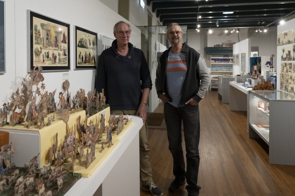 Roel den Dulk en Fred van der Zwet uit Ferwert hebben de hele toonzaal van Museum Dokkum gevuld met hun bijzondere collectie 'Kerst in Karton'.