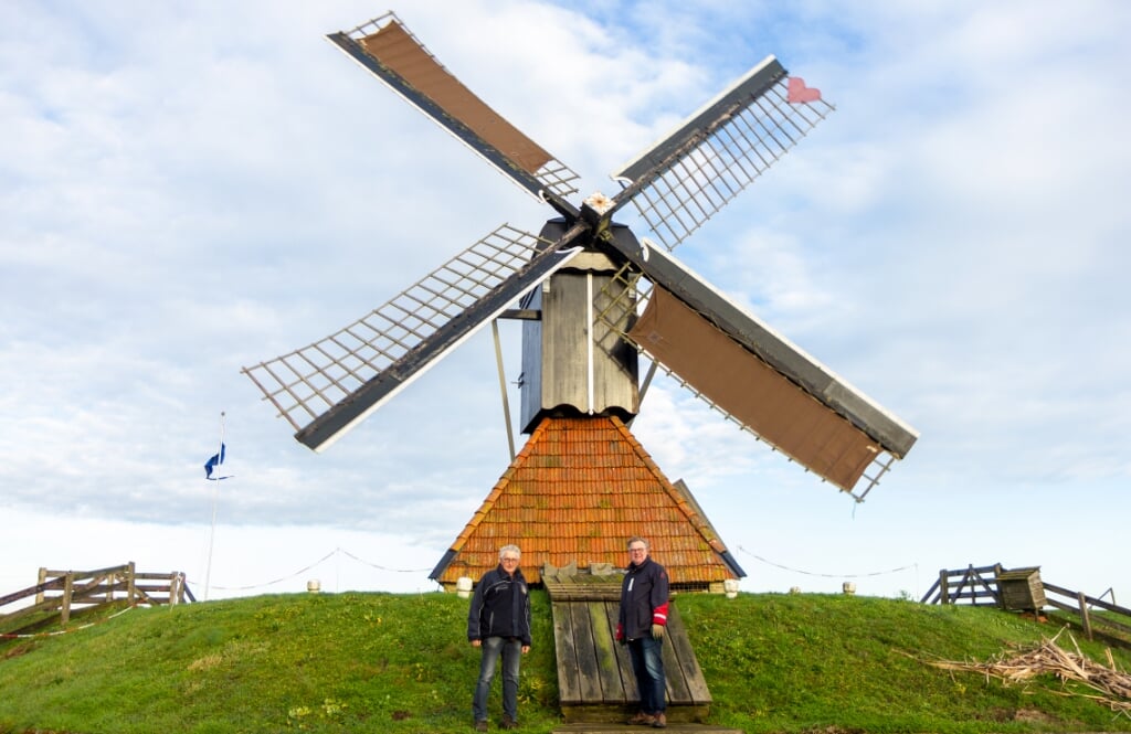 Molenaars Hilke van Houten en Willem Oosterbaan bij molen Heechhiem in Goëngahuizen. Scan de foto voor een filmpje van de molen. Hierin zijn ook De Modderige Bol en De Jansmole te zien. 