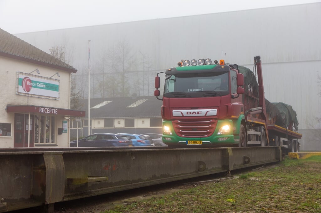 Een vrachtwagen op de weegbrug in Kootstertille. 