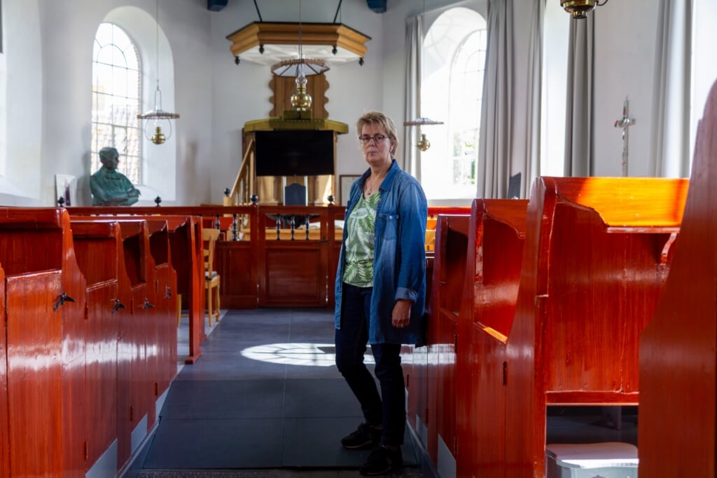 Grytsje Tania-Sijens van de Plaatselijke Commissie Foudgum van de Stichting Alde Fryske Tsjerken in de Mariakerk in Foudgum. Scan de foto met de ActiefPlus-app voor een filmpje waarin zij vertelt over de kerk. 