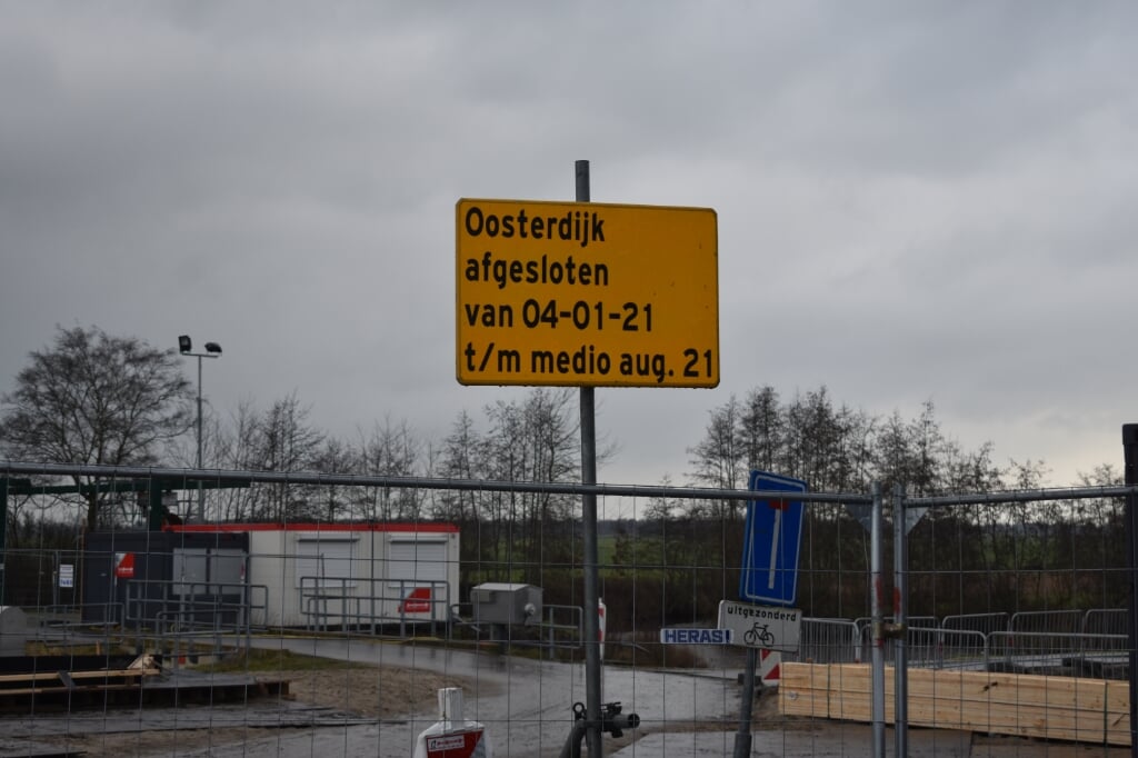 De Oosterdijk bij Ryptsjerk is afgesloten. Er wordt een nieuw gemaal gebouwd.