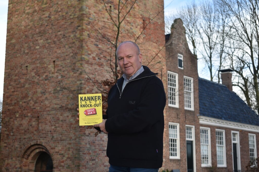 Robert Feddes uit Feanwâlden voor de Schierstins met zijn nieuwe boek 'Kanker Knock-out'.