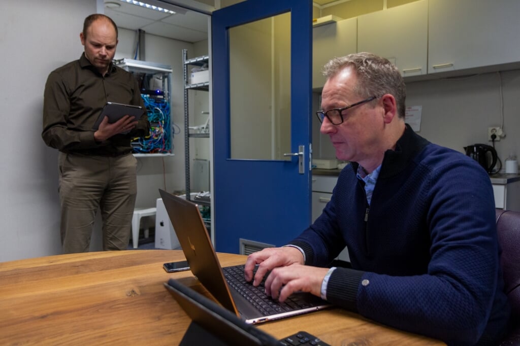 Cor Procee en Dirk van der Woude tijdens een cyberweerbaarheidsscan.