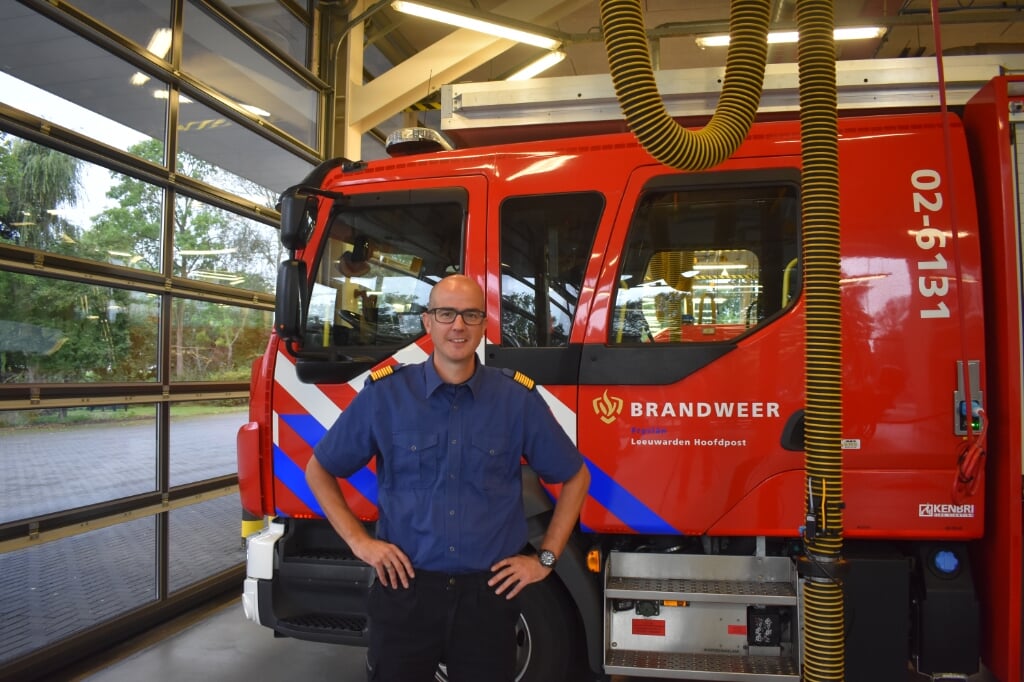 Marinus van de Velde in de brandweerkazerne in Leeuwarden. Onder: rode stippen: eerste bluswagen komt 'te laat' (in vier jaar tijd).