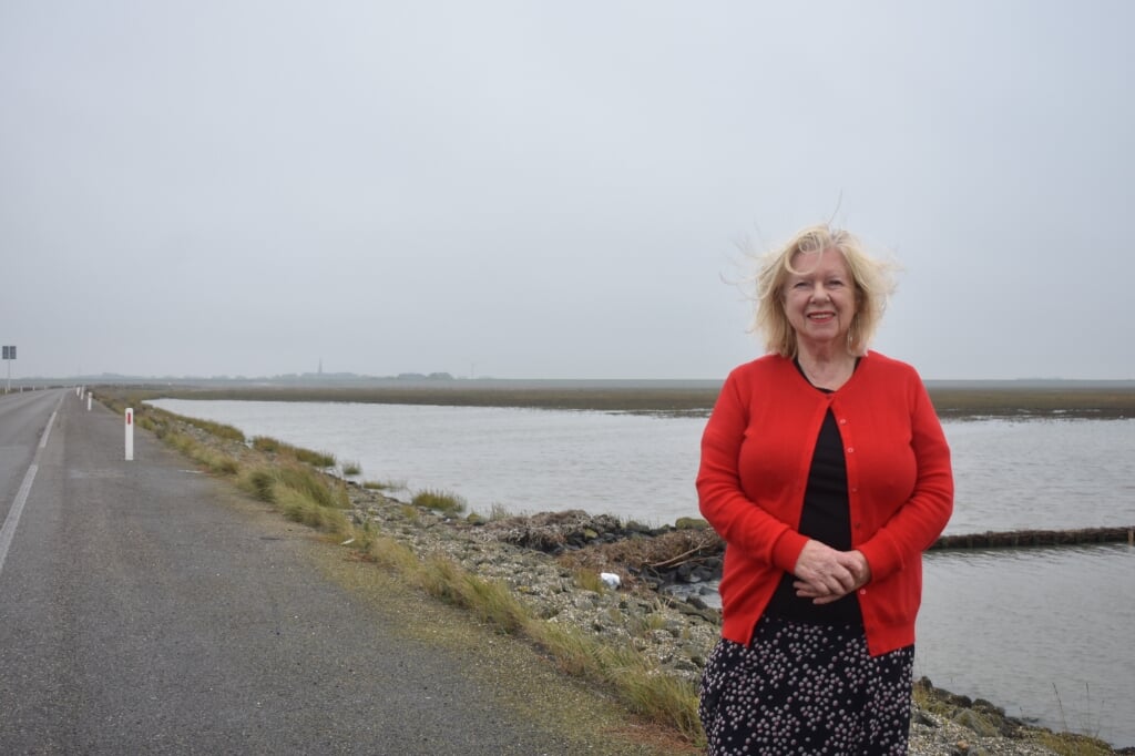 AL-raadslid Cootje Klinkenberg op de pier bij Holwerd. Achter haar moet een nieuw strand komen, vindt ze, in plaats van een gat in de zeedijk.