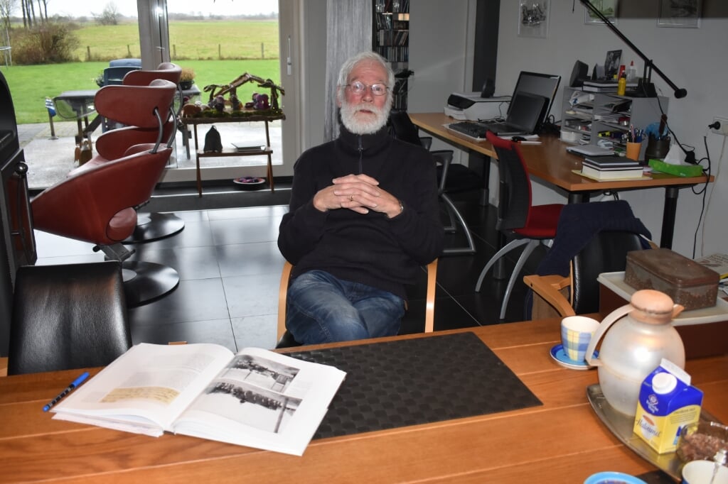 Arjen Bosgraaf met zijn boek aan de eettafel in Oudega. Het boek van 323 pagina's is te bestellen bij de auteur voor 35 euro, via jenabosgraaf@gmail.com