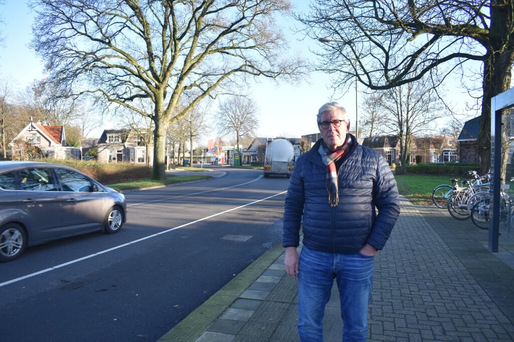 PvdA-raadslid Peter van de Hoef naast de Raadhuisweg in Burgum. 