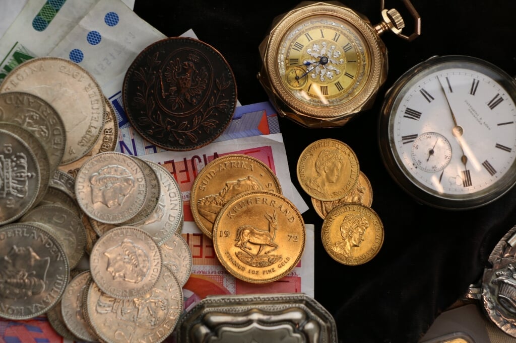 Naast goud, zilver, munten, bankbiljetten en postzegels koopt Feddema ook sieraden, antiek, Swarovski, oud speelgoed en ansichtkaarten.