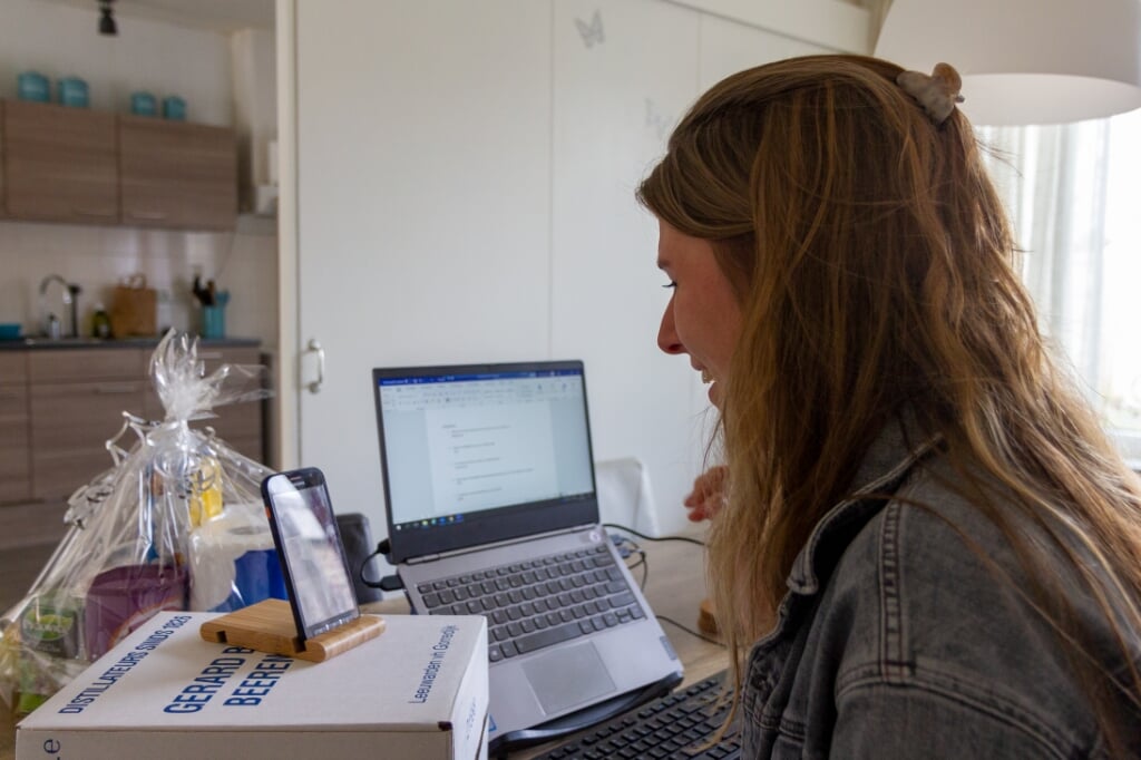 Tessa de Jong houdt vanuit huis een online quiz voor de bezoekers van het Odensehuis. 