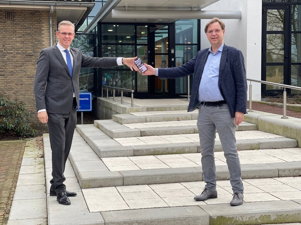 Jan Auke Steegstra (rechts) overhandigt symbolisch het eerste Pro-Actief-lidmaatschap aan burgemeester Jeroen Gebben.