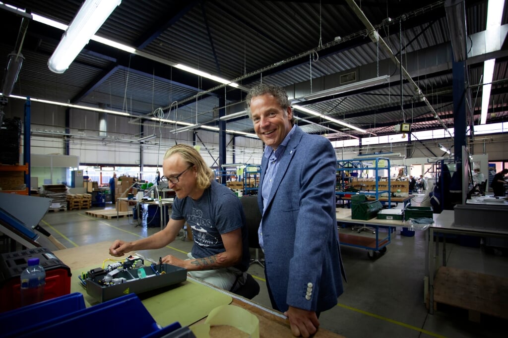 Directeur Alex Bonnema (rechts) op bezoek in de elektro-afdeling van Caparis in Drachten.
