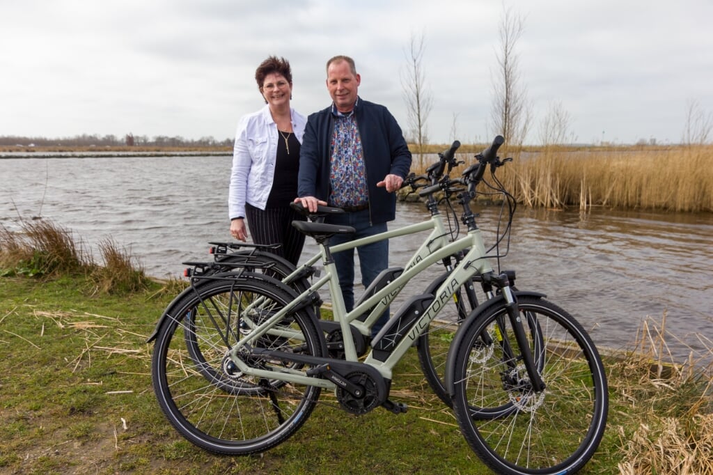 Iede en Marga de Boer met twee fietsen uit de nieuwste collectie van Victoria.