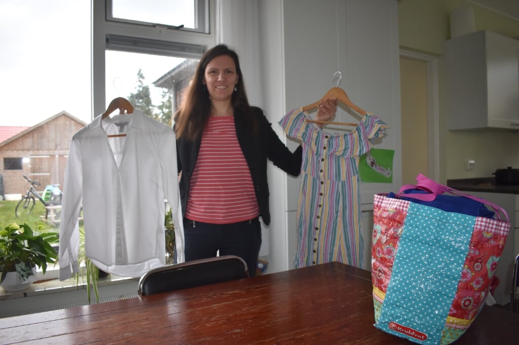 Julia Benedictus uit Garyp heeft al een tas vol kleren die ze wil ruilen. Dat geldt ook voor de kleding die ze omhoog houdt.