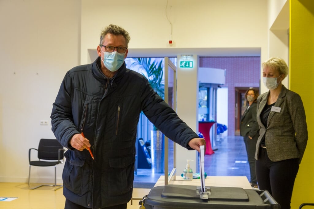 Egbert Ludema uit Dokkum bracht dinsdag alvast zijn stem uit op het stadhuis in Dokkum. Aan de andere kant van de stembus staat Korien Boerema. 