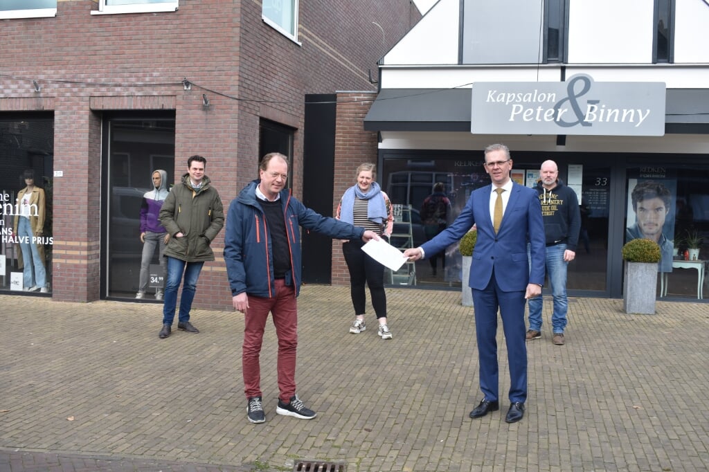Burgemeester Jeroen Gebben (rechts voor) ontving onlangs van HIMBO-voorzitter Erik Meijer de oproep, ondernemers in Tytsjerksteradiel zoveel mogelijk te steunen. Burgemeester Gebben beloofde dat ook.