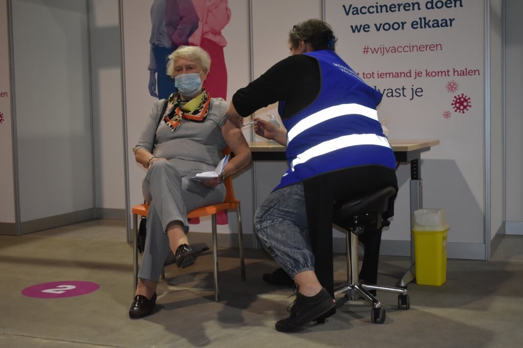 Vera van Loo uit Drachten was de eerste 80-plusser die in het FSC in Drachten werd gevaccineerd tegen het Covid-19-virus.