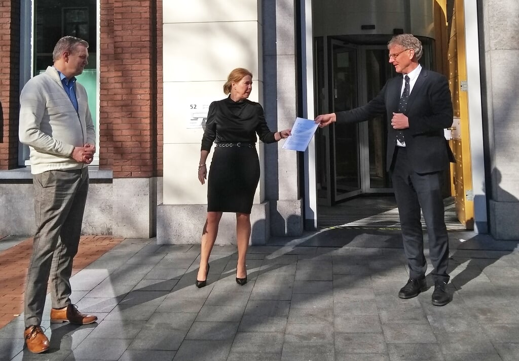 V.l.n.r. Wethouder Gerben Wiersma, gedeputeerde Avine Fokkens-Kelder en burgemeester Oebele Brouwer bij overhandigen brief voor het provinciehuis in Leeuwarden