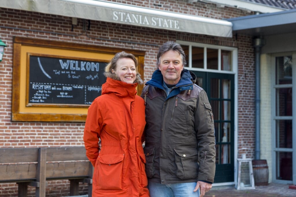 Anne ten Hof en Henriette Post op het terras dat hopelijk snel weer open mag. Scan de QR-code voor een reportage van het KRO-NCRV programma BinnensteBuiten over Landgoed Stania State.