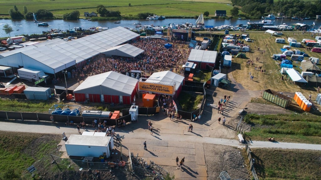 Een luchtfoto van een vorige editie van het Veenhoop Festival.
