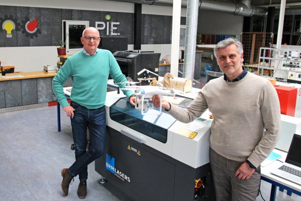 Sipke Saakstra en Rick Lei te midden van een drone, lasersnijder en 3D-printers. "De tijd dat techniek werd geassocieerd met vieze handen, is echt passé."