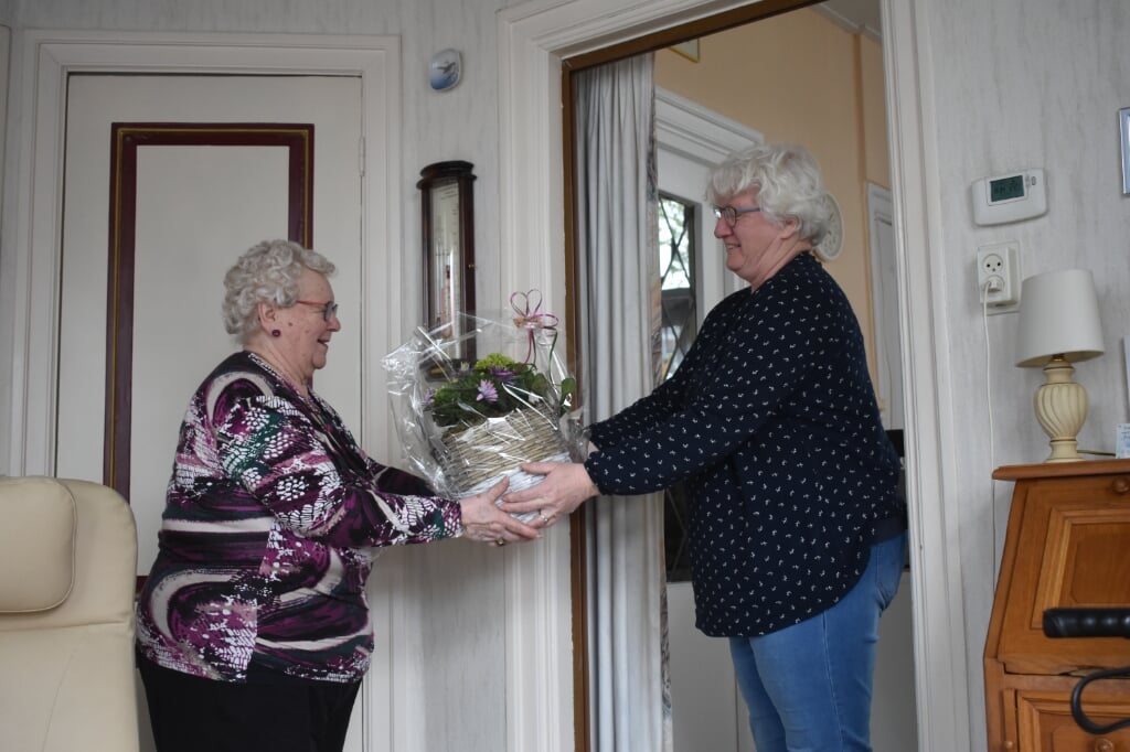 Jannie Smith (links) kreeg vrijdag al vast een plant uit handen van Alie Hofstra-Veenstra. Het officiële afscheidsfeestje moet wachten vanwege het coronavirus. 