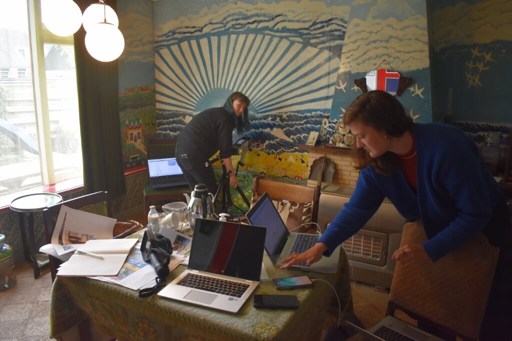 Sanne Berbers (links) en Rika Pause onderzoeken de verf op de wanden van het Ruurd Wiersmahûs.