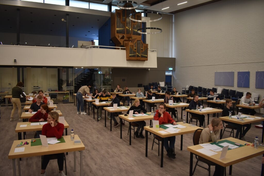 Bijna zeventig VMBO-leerlingen van Liudger Burgum deden maandag hun eerste examen (Nederlands) in De Ikker in Burgum.