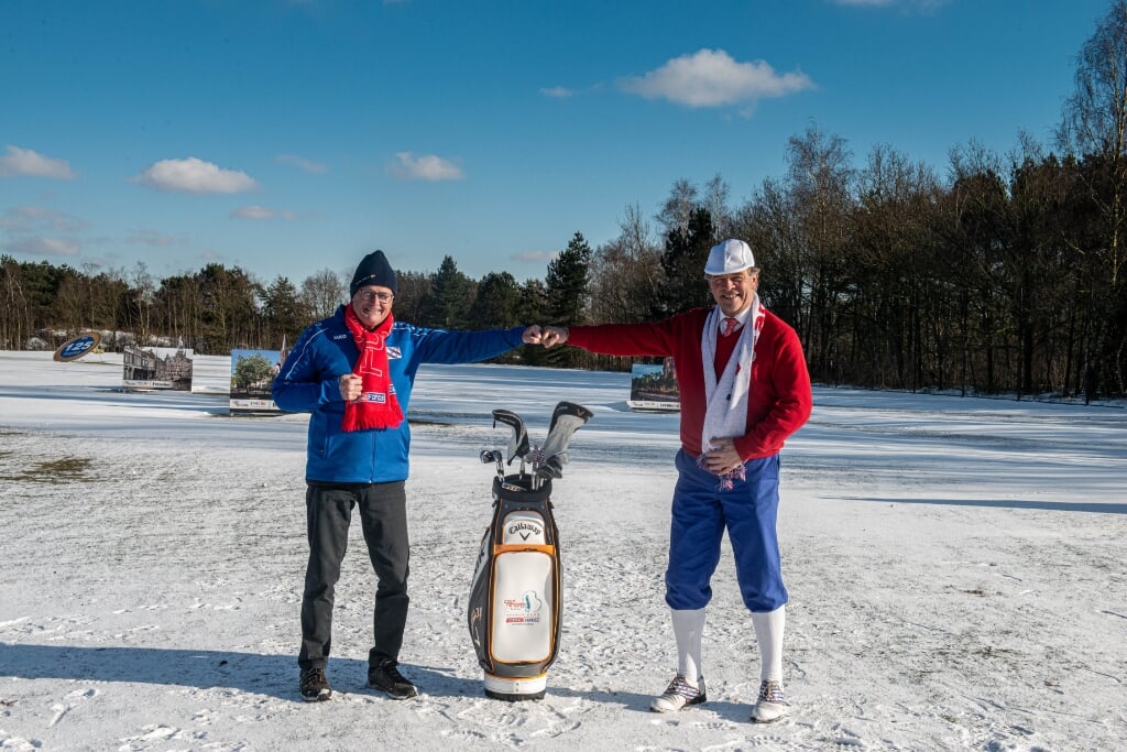 Foppe de Haan (links) en Auke Hempenius op de golfbaan.
