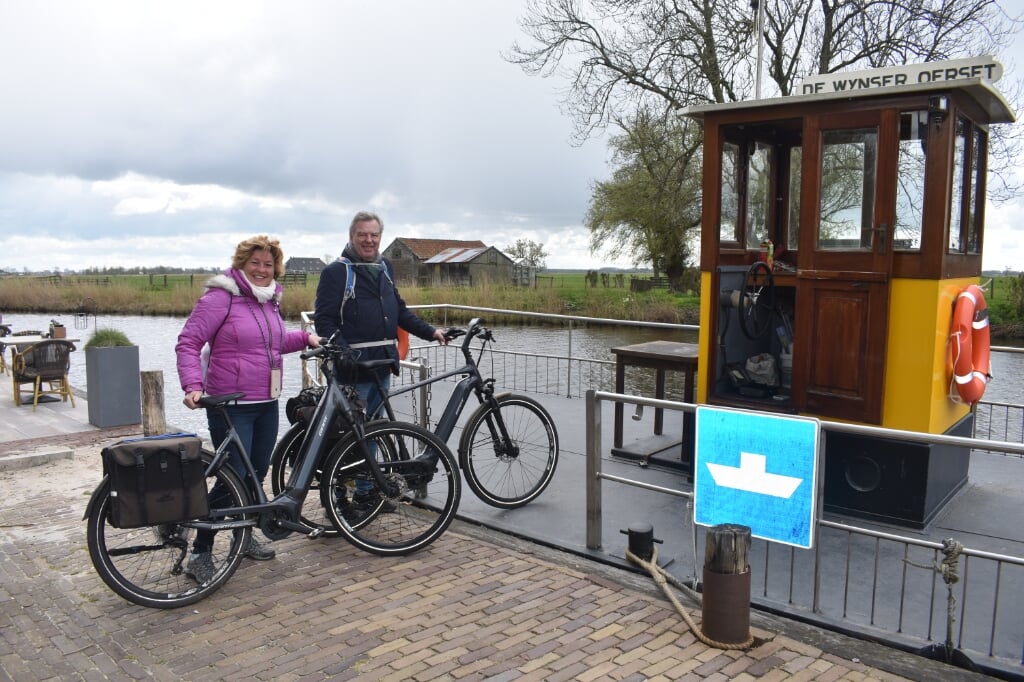 Jolanda en Wim Boomkamp uit Oldenzaal fietsen - in etappes - de Elfstedentocht. In Wyns laten ze zich overzetten, richting Leeuwarden.