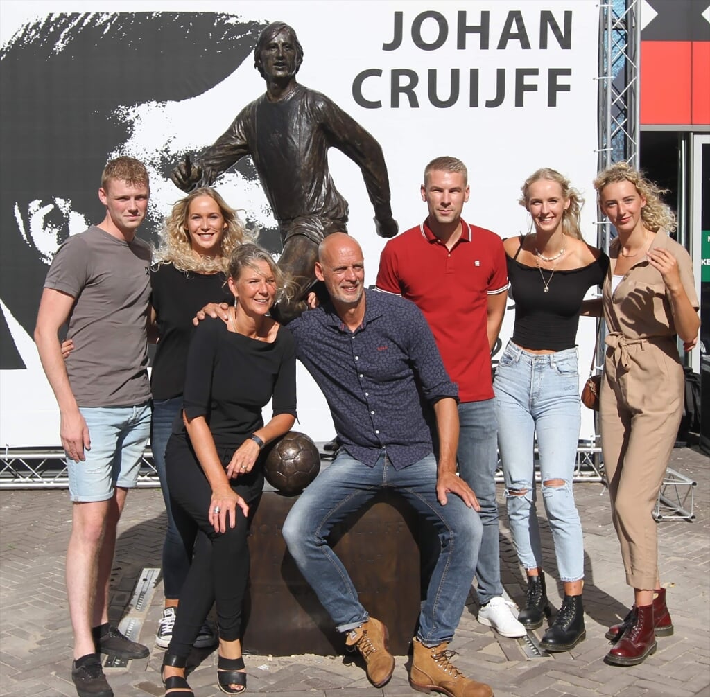 Een trotse Hans Jouta met z'n naasten voor het beeld van Cruijff. V.l.n.r.: Arjen Dykstra, Elske Jouta, Doete Jouta, Hans Jouta, Sjoerd Jan Westra, Rixt Jouta en Berber Jouta.