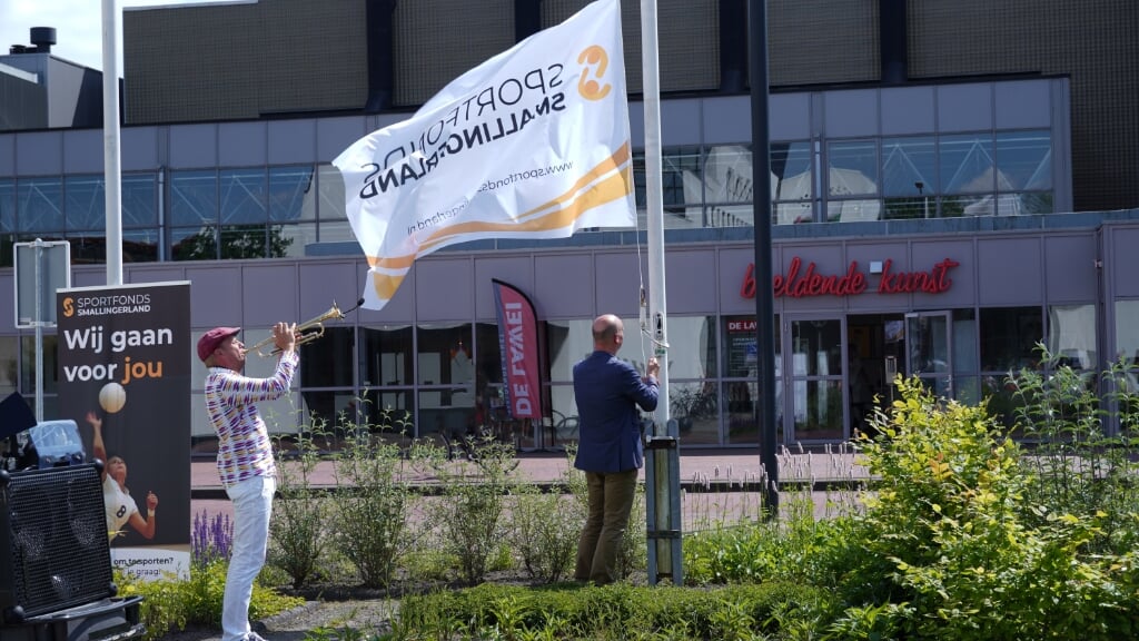 De vlag van het Sportfonds Smallingerland wordt gehesen. 