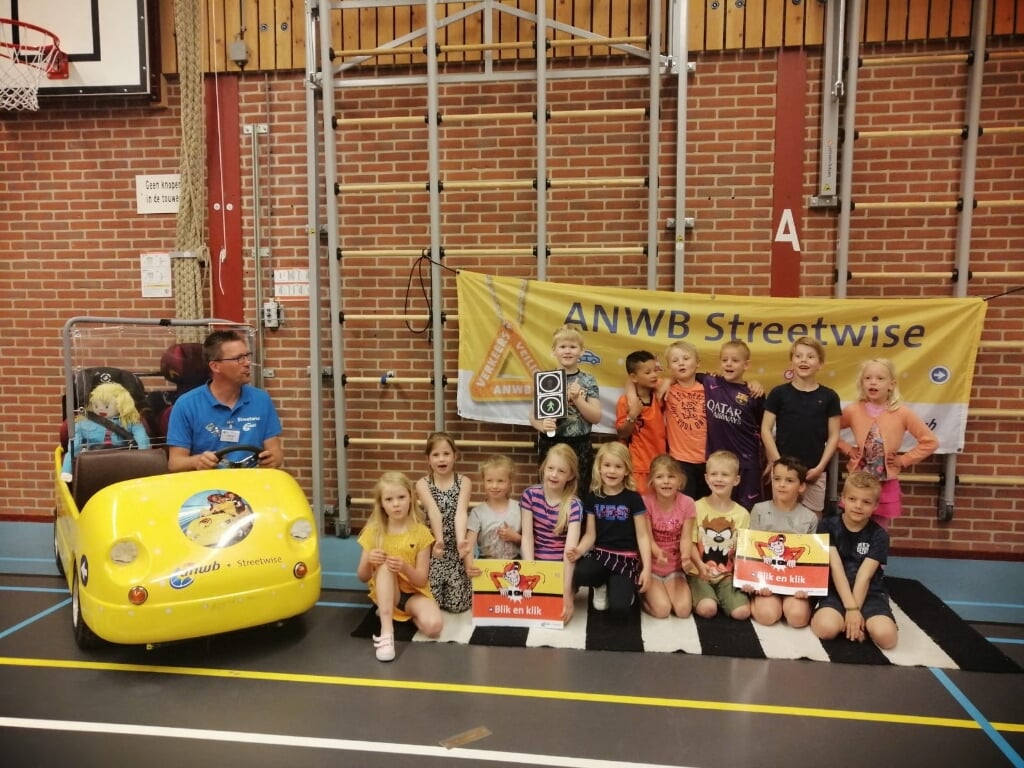 Onderdeel Blik en Klik – kinderen van groep 3a van CBS De Winde krijgen een praktijkles in de sporthal over opletten met auto’s in het verkeer.