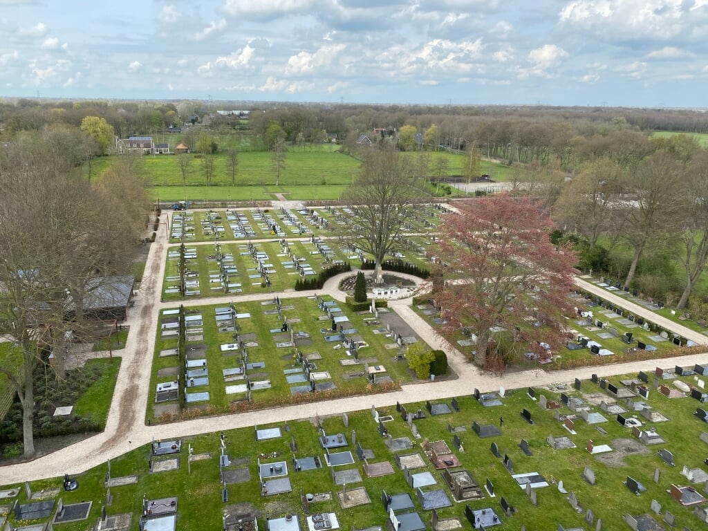 De begraafplaats bij de Kruiskerk. Op de smalle strook gras achter de 'oude' begraafplaats komen in de toekomst de nieuwe graven.