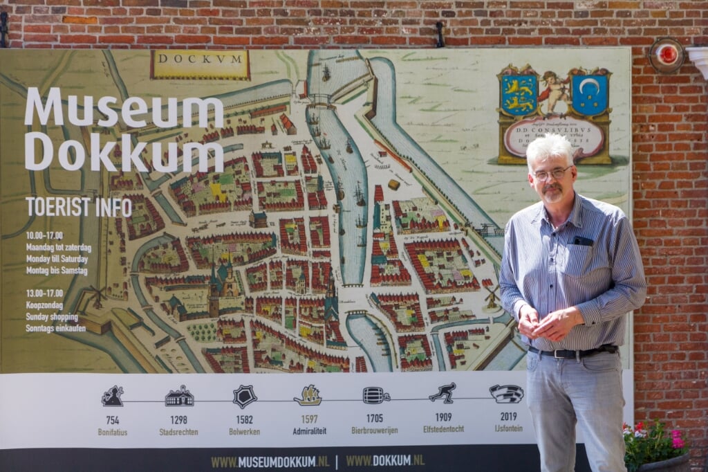 Hans Groeneweg bij de ingang van Museum Dokkum en het Toeristisch Informatie Punt (TIP). Scan de QR-code voor de gratis audiotour.