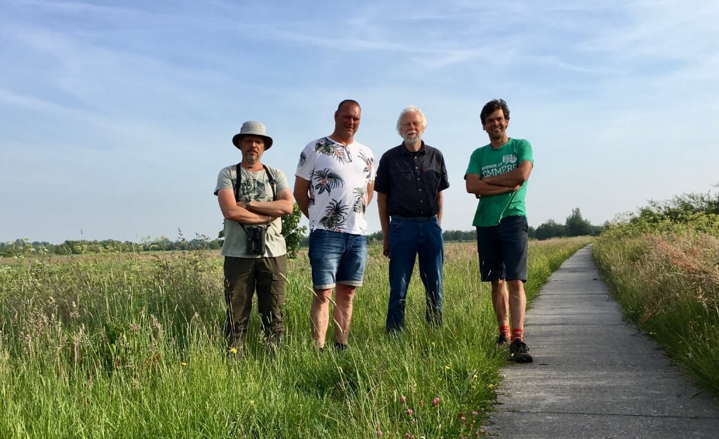 Sije Schotanus (coördinator Vogelwacht), Ruurd Veenstra (nazorg Vogelwacht), Bindert Kloosterman (voorzitter perceelteam LvO) en Piet Mulder (boer en pachter van het perceel LvO).