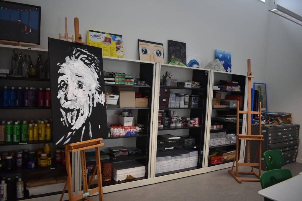 In het tekenlokaal van het Tjalling Koopmans College een geschilderd portret van Einstein.